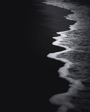 Black beach dark & moody van Sandra Hazes