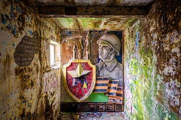 Verfallenes sowjetisches Militärmosaik