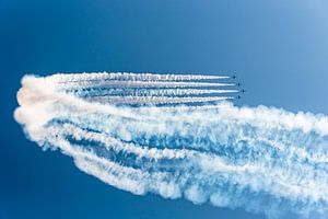 Flugschau mit Rauch einer Kunstflugstaffel am blauen Himmel