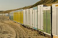 Strandhuisjes in scala aan kleuren op het strand van Tonko Oosterink thumbnail