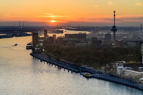 Euromast in Rotterdam tijdens zonsondergang over de Maas