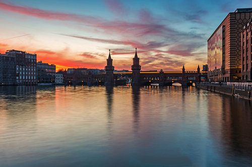 Zonsondergang bij de Oberbaumbrücke in Berlijn