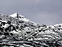 Verse sneeuw verandert een berg in een zebra