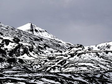 Neuschnee macht einen Berg zum Zebra von mekke