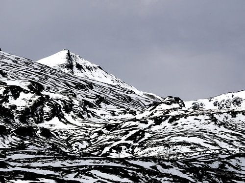 Verse sneeuw verandert een berg in een zebra