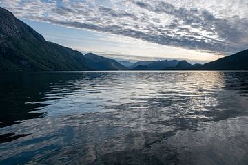 Uitzicht in de haven van Andalsnes van Hanneke Luit