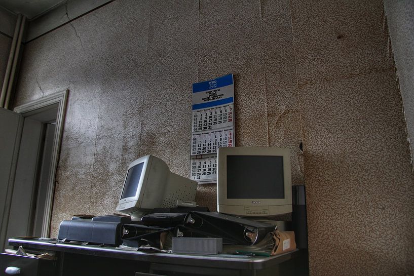 Oude computers in een verlaten kantoor van Melvin Meijer