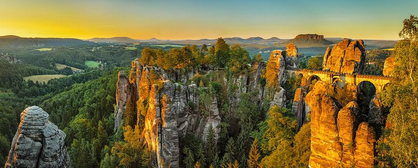 Sonnenaufgang an der Basteibrücke, Elbsandsteingebirge von Markus Lange