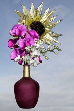 illustratie van een vaas met wildbloemen zoals een zonnebloem en orchideen van W J Kok