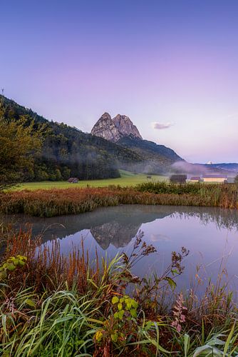 Herfstzonsopgang met bergreflectie