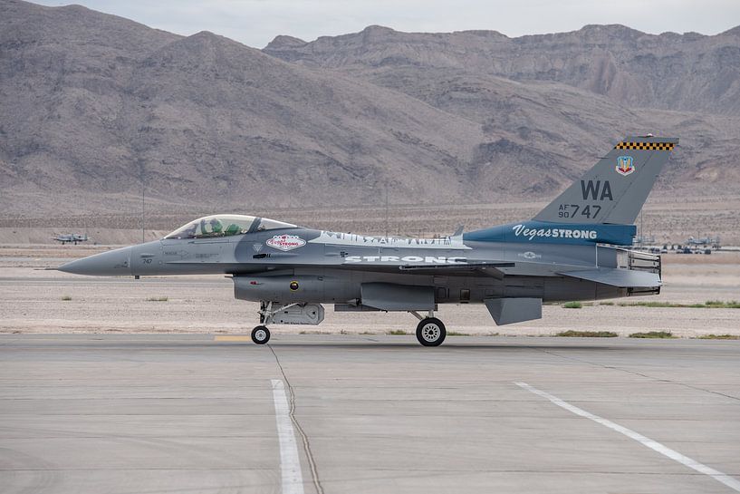 US Air Force F-16 met tekst "Vegas STRONG". van Jaap van den Berg