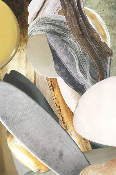 Zeedrift, un collage composé d'un mélange de tons bruns, gris, sable et argile avec un aspect organique de bois flotté délavé. par Beautiful Thrills