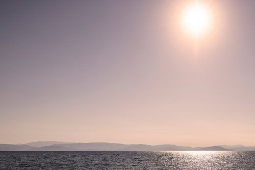 Sonne mit Reflexion im Meer