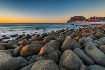 Der berühmte Strand bei Uttakleiv mit seinen runden Felsblöcken auf den Lofoten in Norwegen an einem