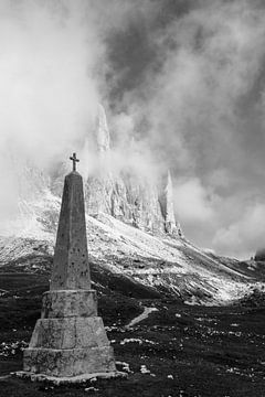 Tre Cime / Drei Zinnen in de wolken van Tine Depré