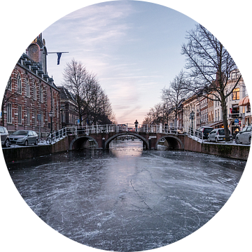 Leiden - Een bevroren Rapenburg met de Nonnenbrug (0104) van Reezyard