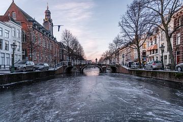 Leiden - Un Rapenburg gelé avec le Nonnenbrug (0104)