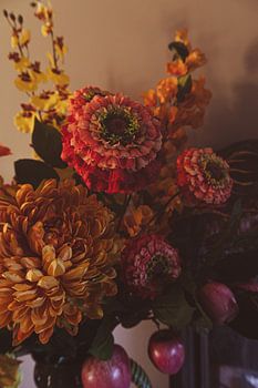 Stilleven met warme bloemen en fruit