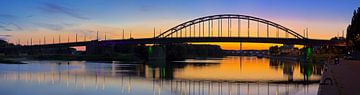 Panorama John-Frost-Brücke kurz nach Sonnenuntergang in Arnheim
