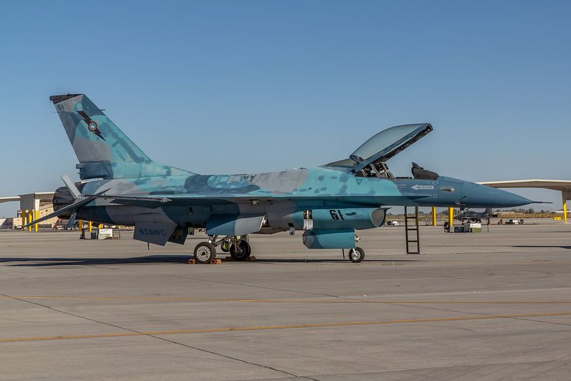 L'escadron Agressor du NSAWC à la station aéronavale de Fallon fait voler le F-16 A/B Fighting Falco par Jaap van den Berg