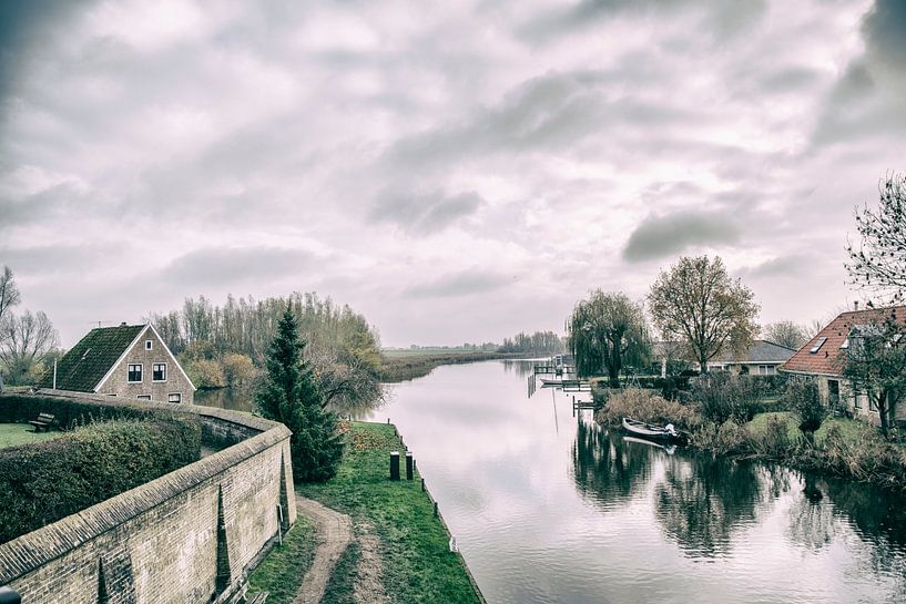 sloten friesland zicht vanaf de brug bij de molen von anne droogsma