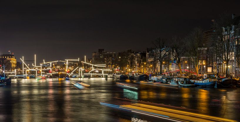 Lean Brug Amsterdam bij nacht van Sabine Wagner