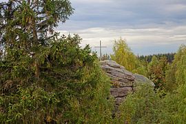 Croix de sommet sur le Schnarcherklippen dans les montagnes du Harz.