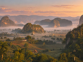 Bewachsener Kalksteinberg und Ackerland in Viñales, Kuba