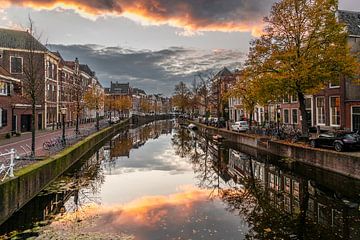 Leiden - Zonsondergang op een herfstig Rapenburg (0087) van Reezyard