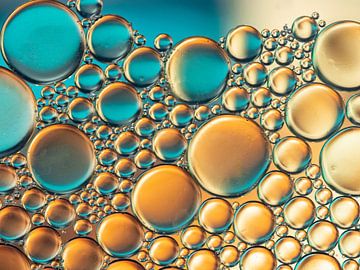 Gouden en petrolkleurige druppels olie op water van Lucille Advocaat