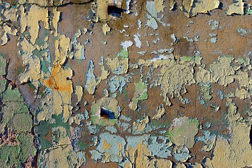 Mooie oude betonnen fabrieksmuur met oude verfresten