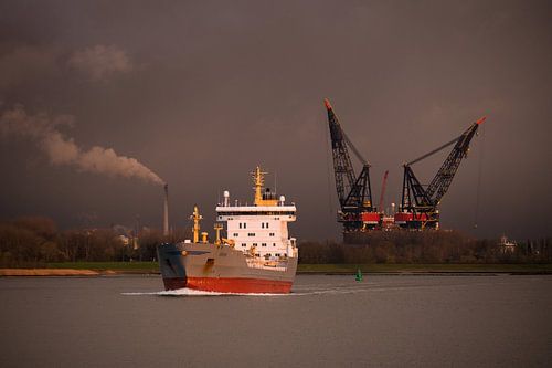 Vrachtschip met winterse luchten en Thialf