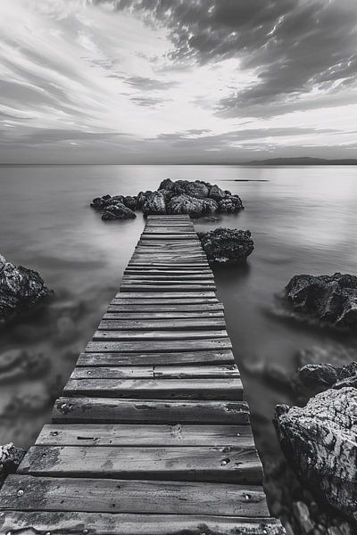 Hölzerner Steg am Meer bei bewölktem Sonnenaufgang von Art & Soul Creations