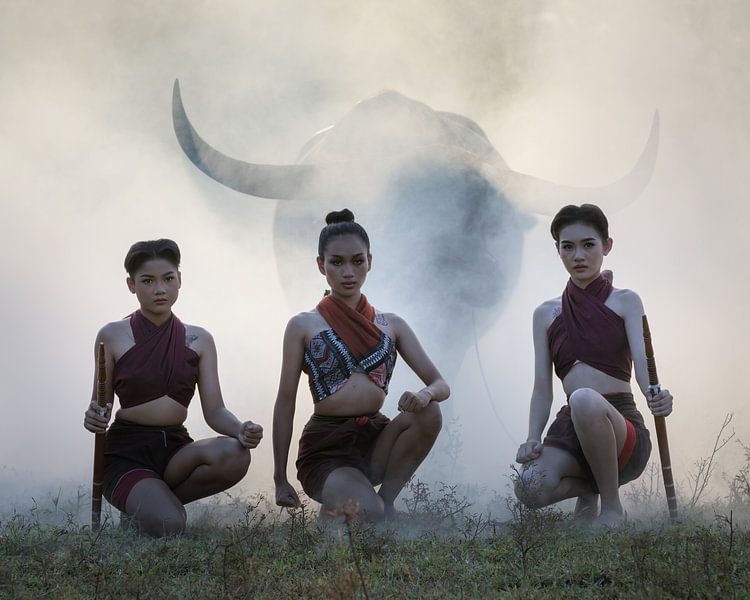 Trois jeunes femmes thaïlandaises avec un buffle d'eau par Anges van der Logt