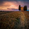Coucher de soleil atmosphérique à la Cappella della Madonna di Vitaleta, en Toscane. sur Kelly Grosemans