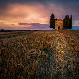 Coucher de soleil atmosphérique à la Cappella della Madonna di Vitaleta, en Toscane. sur Kelly Grosemans