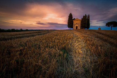Coucher de soleil atmosphérique à la Cappella della Madonna di Vitaleta, en Toscane. sur Kelly Grosemans