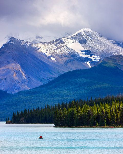 Maligne Lake in Jasper N.P, Alberta, Canada van Henk Meijer Photography