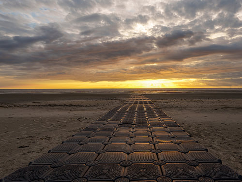 Long embarcadère en caoutchouc au coucher du soleil à Harlingen sur R Smallenbroek