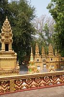 Goldene Statuen
