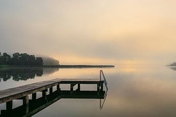 Ponton de baignade à Seedorf am Schaalsee au lever du soleil