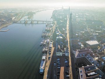 Kampen Stadtansicht am Fluss IJssel während eines Wintersonnenaufgangs von Sjoerd van der Wal Fotografie