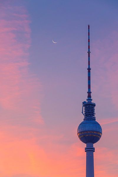 Sonnenaufgang in Berlin am Fernsehturm von Henk Meijer Photography
