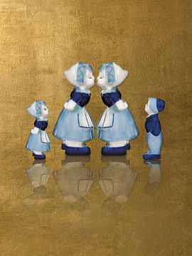 Familie delfts blauw kussend paar met goud. Twee mama gezin van Mijke Konijn