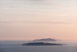 Pastelkleurige zonsondergang bij de Egadische eilanden in Italië
