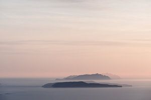 Pastellfarbener Sonnenuntergang in der Nähe der Ägadischen Inseln in Italien