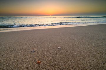 Sonnenuntergang am Nordseestrand an einem ruhigen Tag in Südholland von Sjoerd van der Wal Fotografie