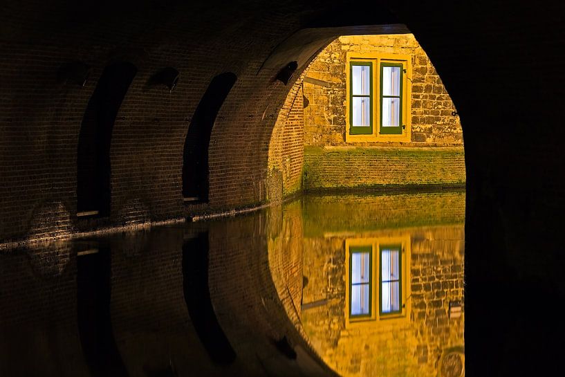 Doorkijkje in een grachtentunnel te Utrecht van Anton de Zeeuw