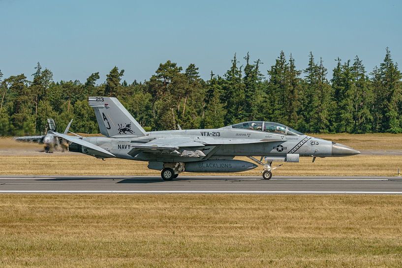 Atterrissage du Boeing F/A 18F Super Hornet de la marine américaine. par Jaap van den Berg