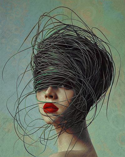 Het portret van een vrouw, haar hoofd zit gewikkeld in gras